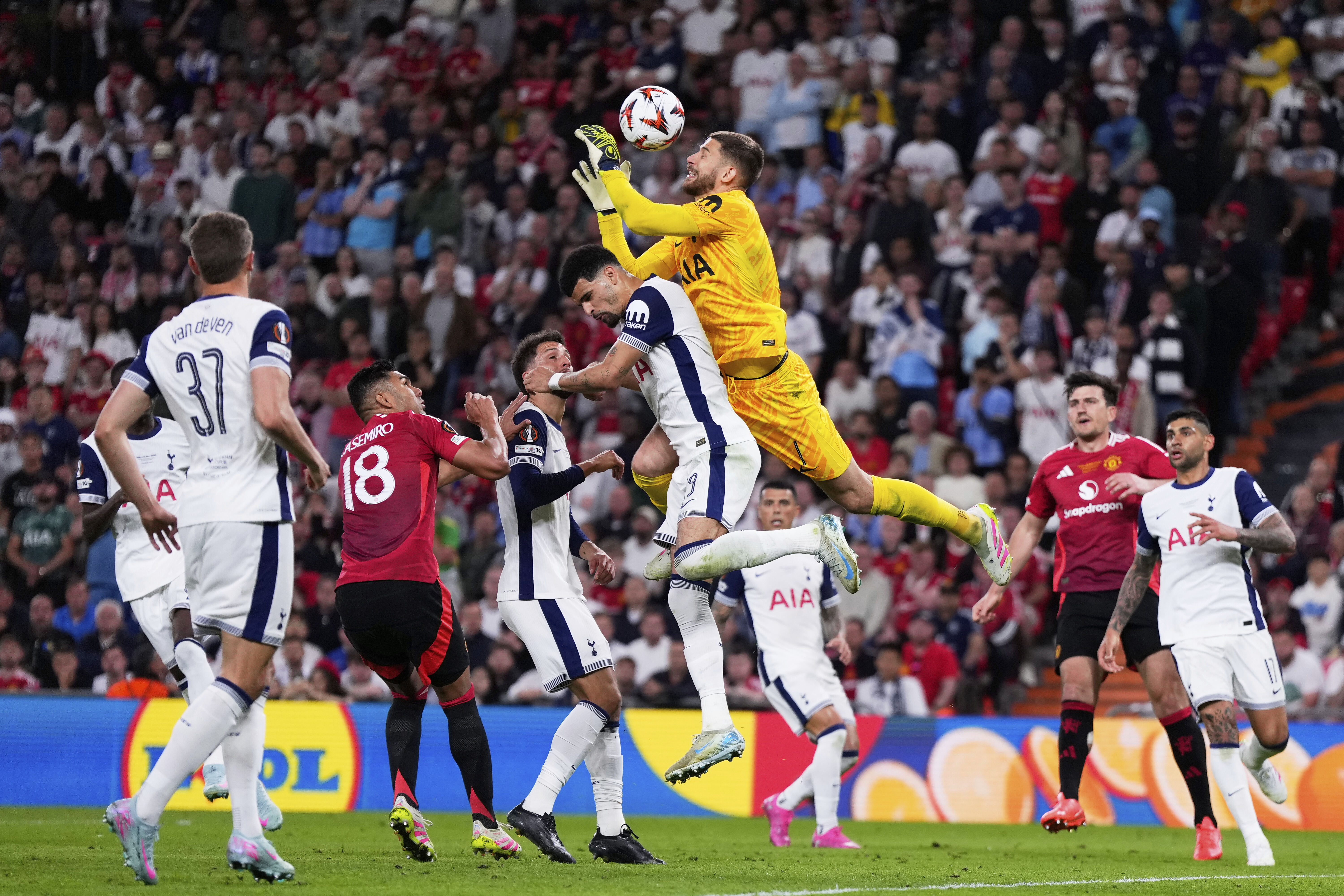 重要战役!欧洲冠军联赛引发球迷狂热 重要战役!欧洲冠军联赛引发球迷狂热