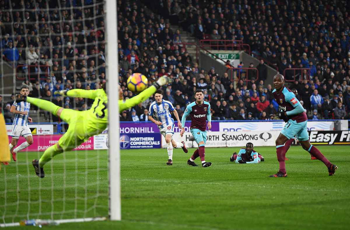 -华特福德前锋进球破门，打破僵局