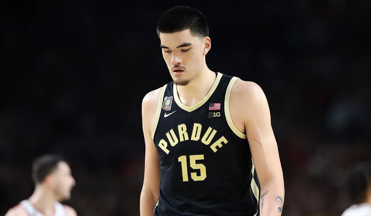 联盟最强中锋被罚出场造成困局 联盟最强中锋被罚出场造成困局