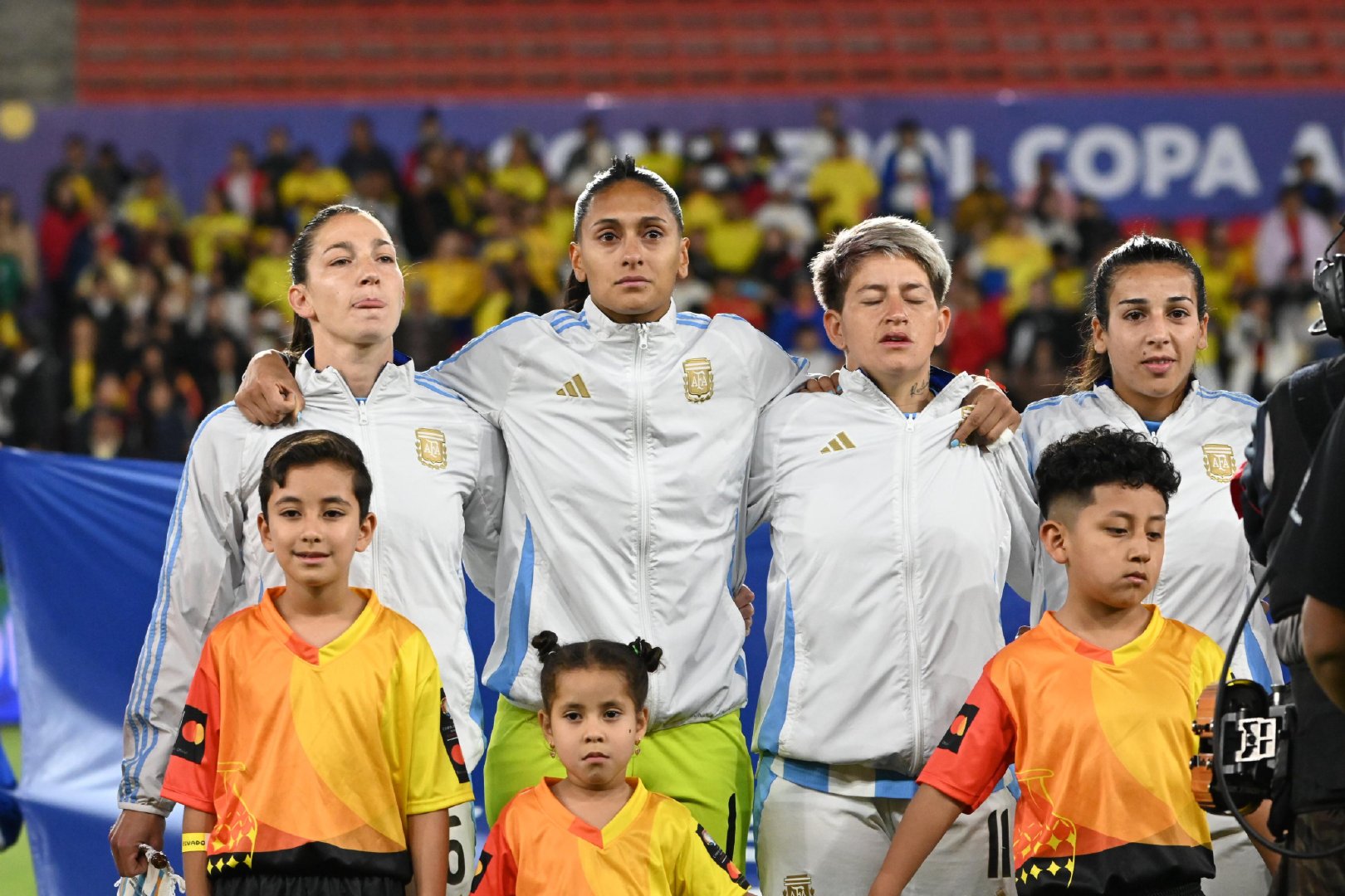 包含哥伦比亚完胜塞内加尔，阿圭罗统治全场的词条